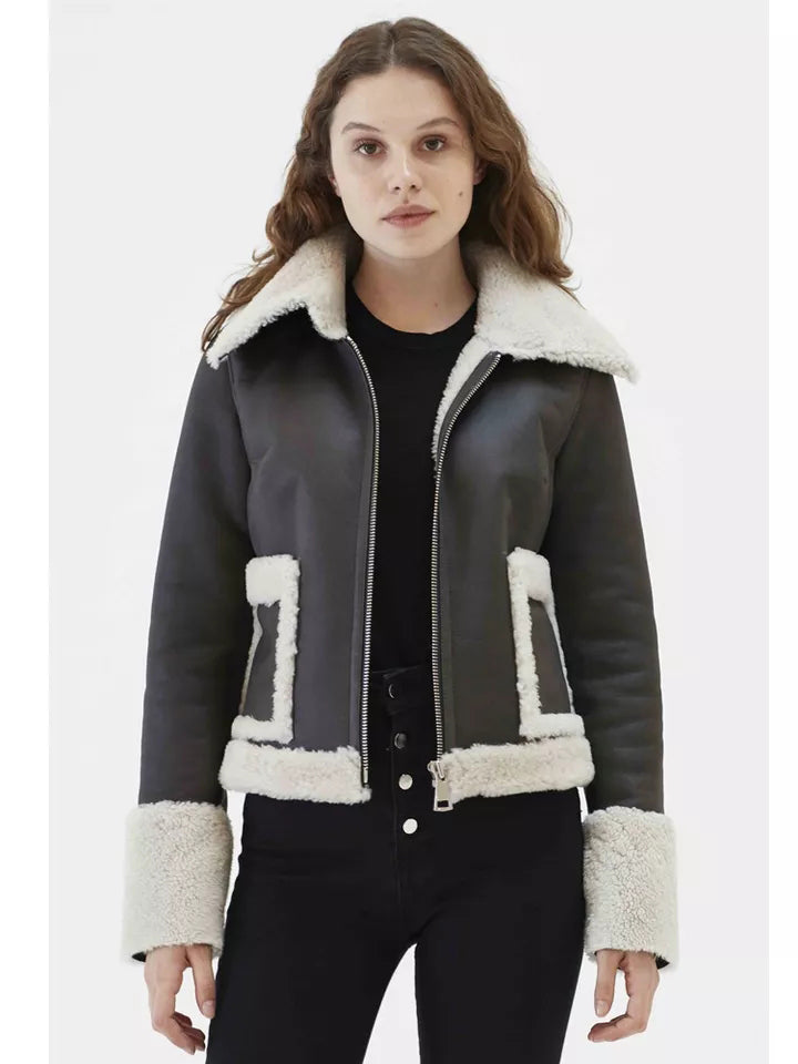 Black coat with white fur collar best sale